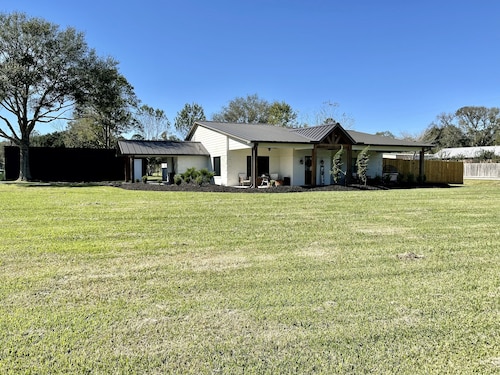 Dayton Farmhouse: 4BR, WiFi, 1 Acre, Porch, 8 Beds