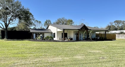 Dayton Farmhouse: 4BR, WiFi, 1 Acre, Porch, 8 Beds