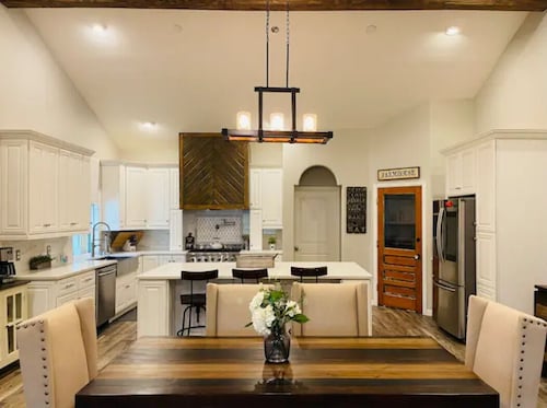 Dayton Farmhouse: 4BR, WiFi, 1 Acre, Porch, 8 Beds