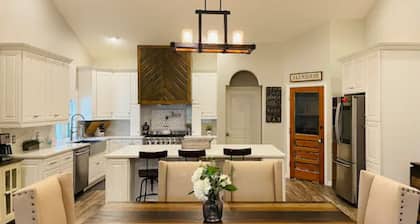 Dayton Farmhouse: 4BR, WiFi, 1 Acre, Porch, 8 Beds