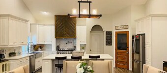 Dayton Farmhouse: 4BR, WiFi, 1 Acre, Porch, 8 Beds