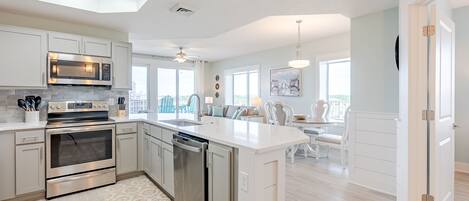 Een koelkast, een microgolfoven, een oven, een kookplaat