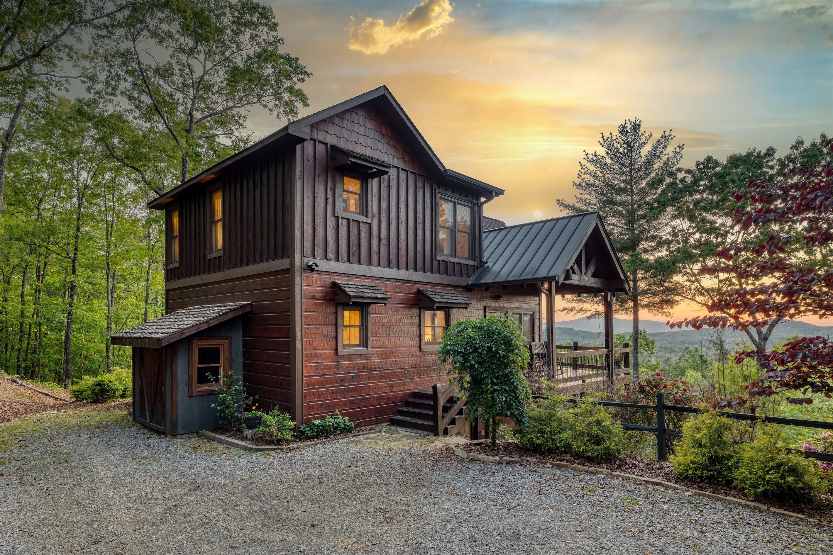 Out of this World Mountain Views! Luxury Cabin! Pool Table! Pet Friendly!