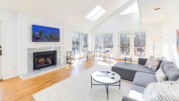 Smart TV, chimenea, estéreo y monitor de computadora