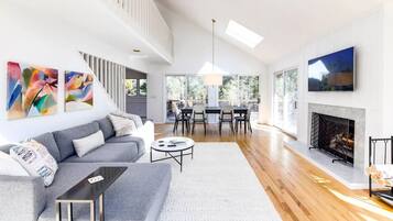 Smart TV, chimenea, estéreo y monitor de computadora