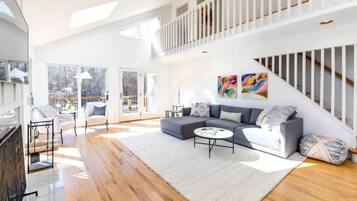 Smart TV, chimenea, estéreo y monitor de computadora