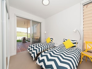 4 bedrooms, desk, iron/ironing board, WiFi (free) - 41A Ocean Avenue - reserve front Ocean Views (Anna Bay)
