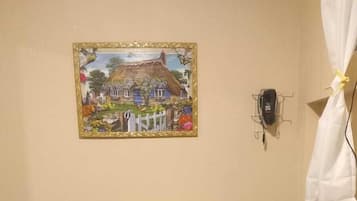 1 habitación, tabla de planchar con plancha y ropa de cama