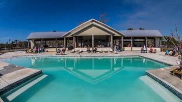 Piscina all'aperto, una piscina riscaldata