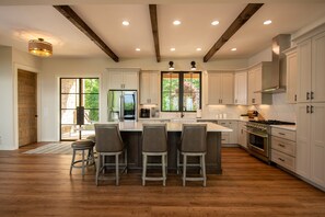 Fridge, microwave, oven, stovetop - Hot Tub, Incredible View, Aska Adventure Area. Sleeps 12! (Blue Ridge)