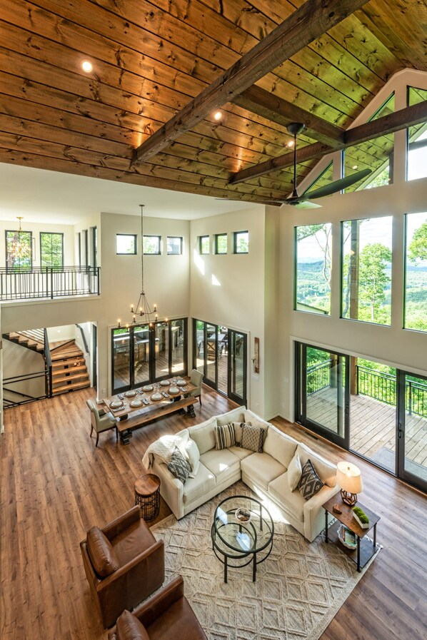 Smart-TV, peis og bøker