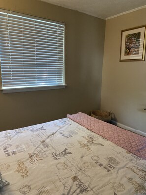 2 bedrooms, iron/ironing board, WiFi, bed sheets