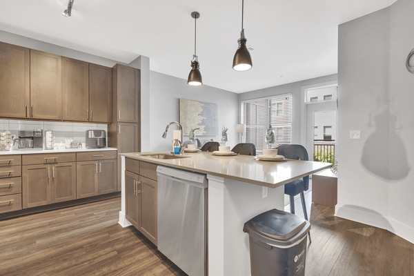 Een microgolfoven, een oven, een kookplaat, een vaatwasser