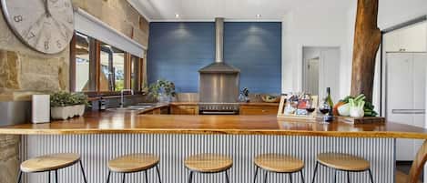 Horno, lavavajillas y cafetera y tetera