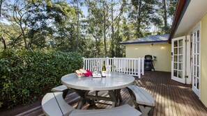Outdoor dining - HILLDO - Beautiful home set amongst the tree  - SPECIALS ON NOW ! (Kurrajong Heights)