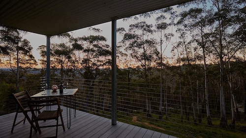 TREE TOPS - stunning sunsets, serene location. SPECIALS ON NOW !