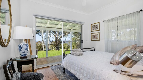 2 habitaciones, tabla de planchar con plancha y ropa de cama 