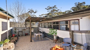 Outdoor dining - THE OLD SCHOOL BUS - a truly unique holiday experience! SPECIALS ON NOW ! (Bilpin)