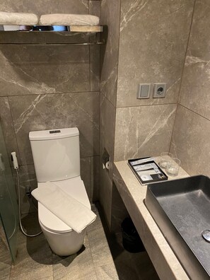 Shower, bathrobes, towels - Fieris Hotel Rawamangun (Jakarta)