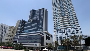 Ein modernes Hochhaus mit Glasfassade und einem markanten, winkelförmigen Design.