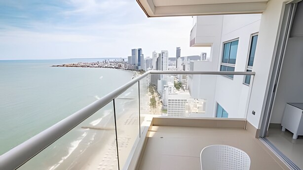Ein Balkon mit Blick auf Strand und Stadtpanorama.