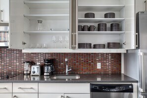 Kühlschrank, Mikrowelle, Ofen, Geschirrspüler