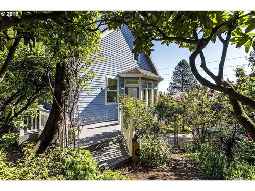 The Victorian Cottage with Mountain & River views!