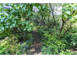 Property grounds - The Victorian Cottage with Mountain & River views! (Portland)