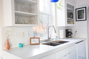 Fridge, microwave, oven, stovetop - The Victorian Cottage with Mountain & River views! (Portland)