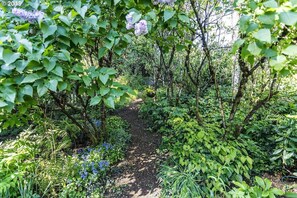 Property grounds - The Victorian Cottage with Mountain & River views! (Portland)