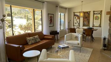 Smart TV, fireplace, books, stereo