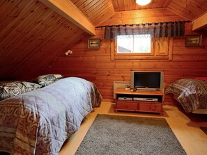 2 bedrooms, travel cot, Internet
