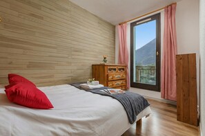 2 bedrooms, bed sheets