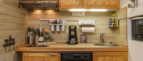 Een koelkast, een microgolfoven, een oven, een kookplaat