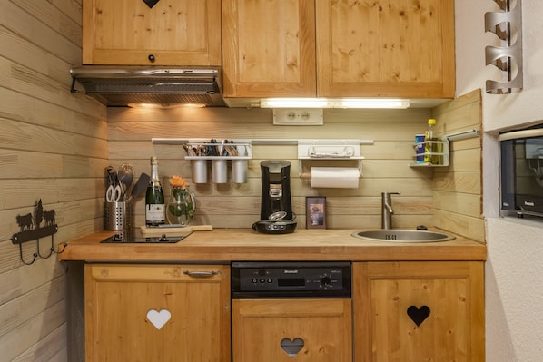 Køleskab, mikrobølgeovn, ovn, kogeplade