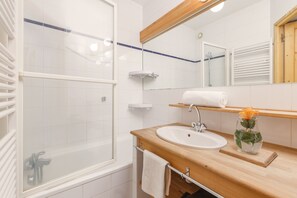 Combined shower/tub, hair dryer, towels - Chamonix Sud - Balme 407, Chamonix, France (Chamonix)