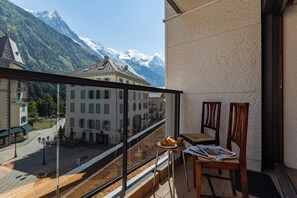 Outdoor dining - Appartement L'Outa 111, Chamonix, France (Chamonix)