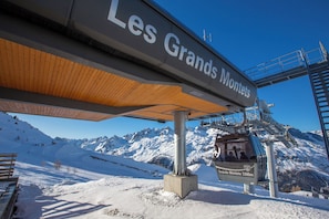 Estação de teleférico com uma placa indicando 'Les Grands Montets'.