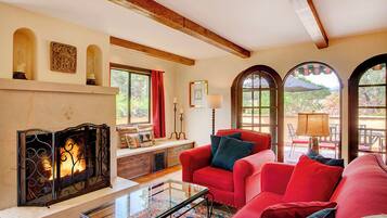 Una Smart TV, una chimenea, libros, una biblioteca de música