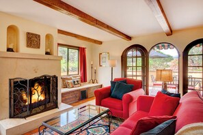 Smart-TV, Kamin, Bücher, Musikbibliothek