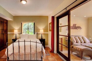 4 bedrooms, desk, iron/ironing board, free WiFi - An Italian Villa in the heart of Napa Valley! (Napa)
