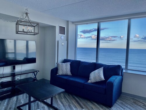 FABULOUS BEACHFRONT RENOVATED STUDIO AND AMAZING OCEAN VIEWS