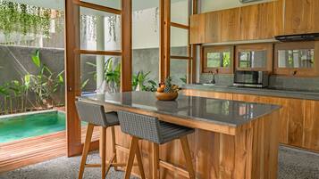 Refrigerador, microondas, parrilla de estufa y tetera eléctrica