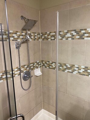 Douche, serviettes fournies, papier toilette