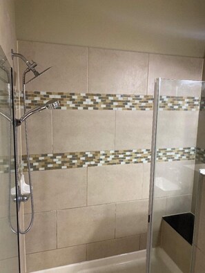 Douche, serviettes fournies, papier toilette