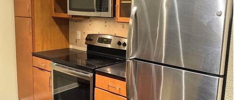 Refrigerador, microondas, horno y parrilla de estufa