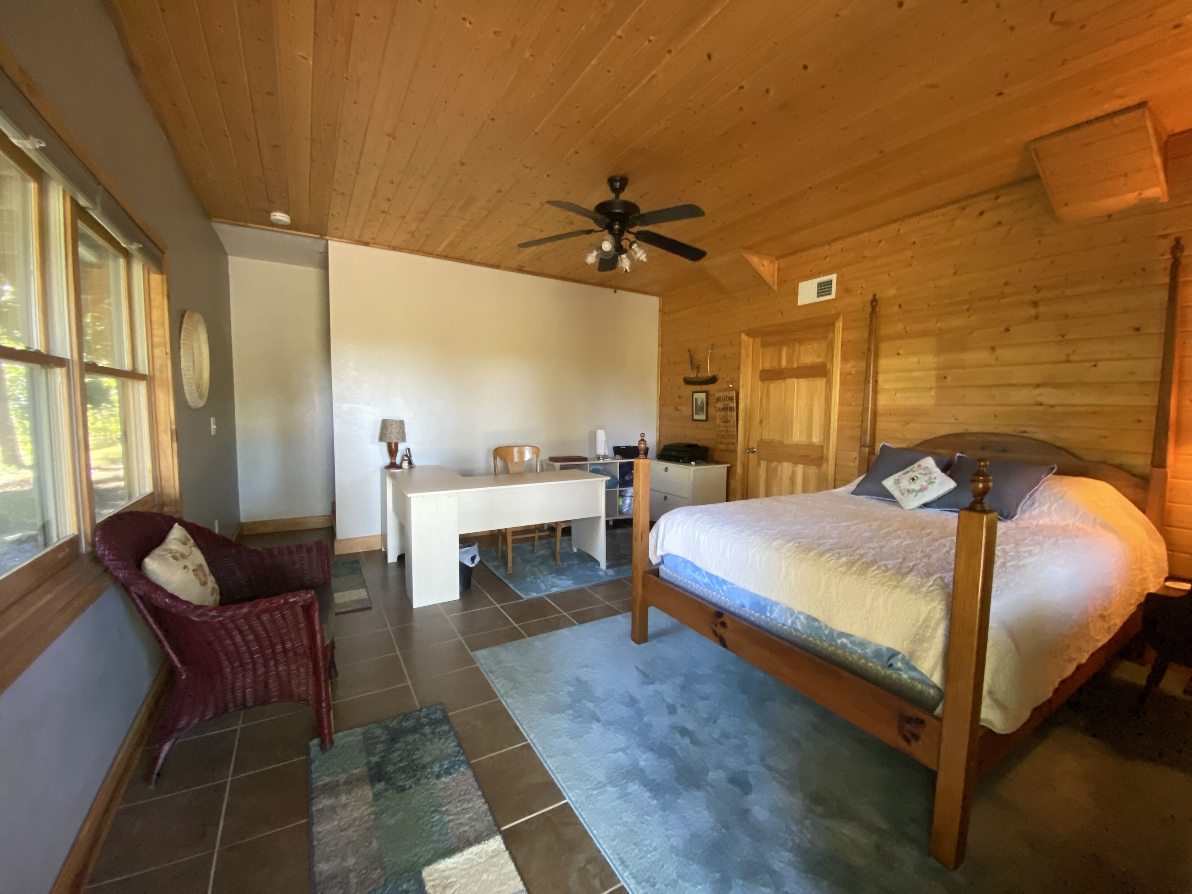 3 slaapkamers, een bureau, een strijkplank/strijkijzer, reisbedje