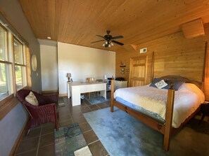 3 soverom, skrivebord, strykejern/-brett og reiseseng for barn