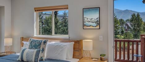 4 slaapkamers, een bureau, een strijkplank/strijkijzer, reisbedje