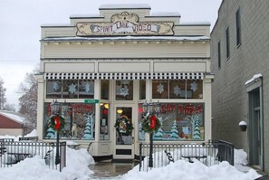 Exterior - Walking distance to restaurants, parks, trails, lake, and more. (Spirit Lake)